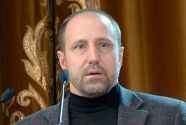 Подбрасывать в воздух чепчики еще рано