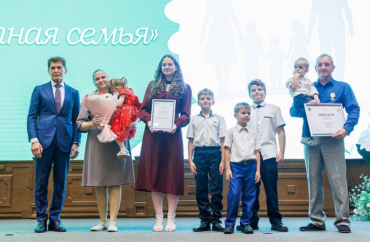 Олег Кожемяко наградил победителей конкурса «Семья года» в Приморье